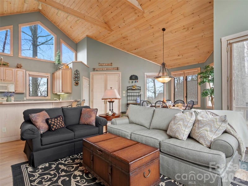 2163 Mountain Air Dr, Burnsville, NC 28714