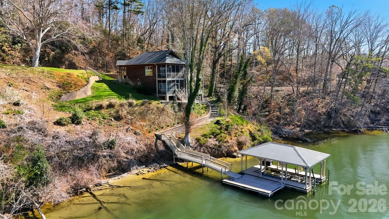 152 Bridge Pointe Ln, Hickory, NC 28601