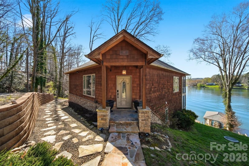 152 Bridge Pointe Ln, Hickory, NC 28601