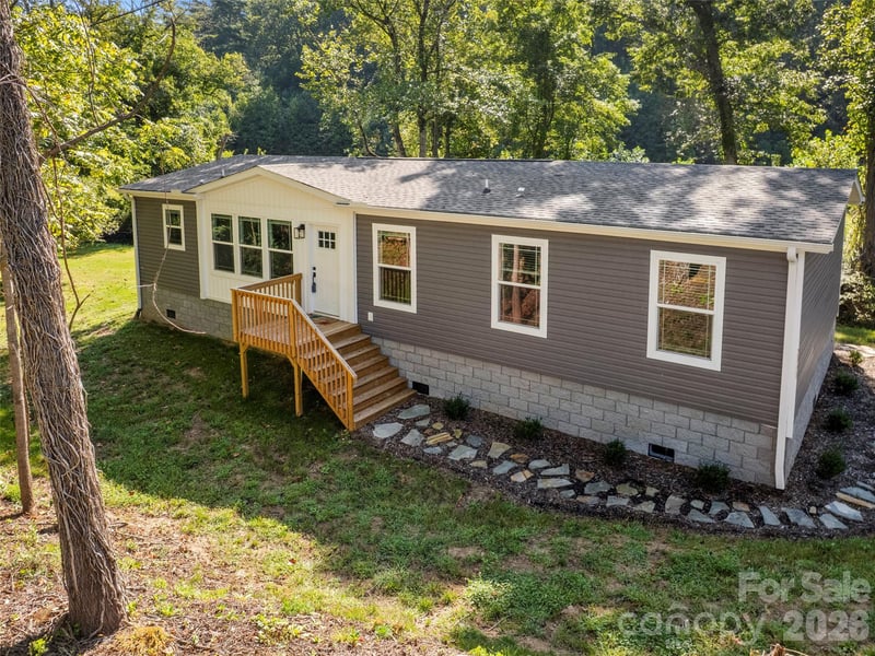2095 Emmas Grove Rd, Fairview, NC 28730