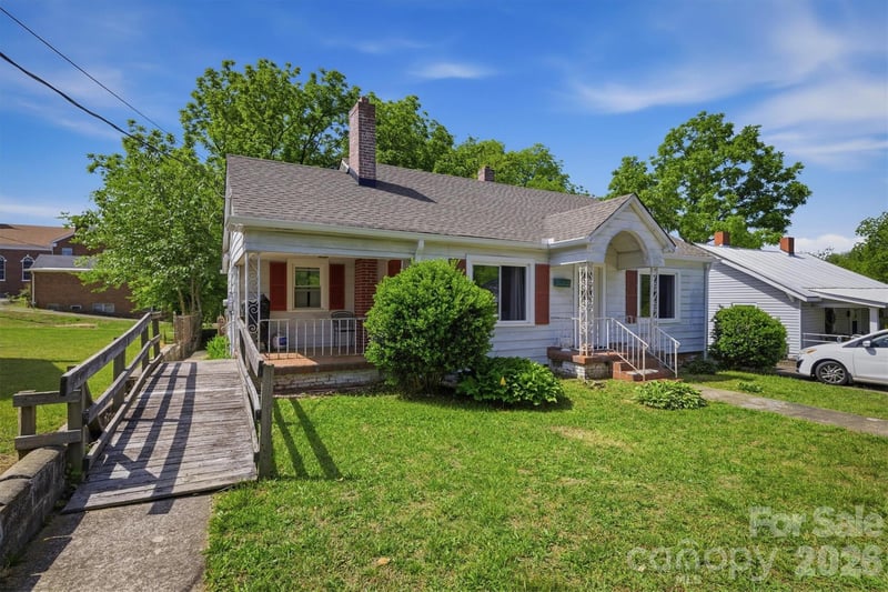 117 3rd Ave SW, Hickory, NC 28602