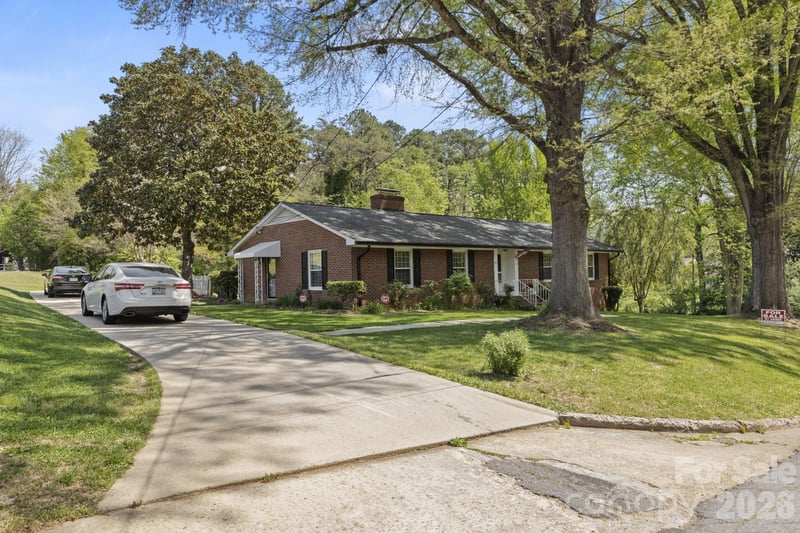 607 12th Ave NE, Hickory, NC 28601