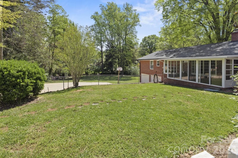 607 12th Ave NE, Hickory, NC 28601
