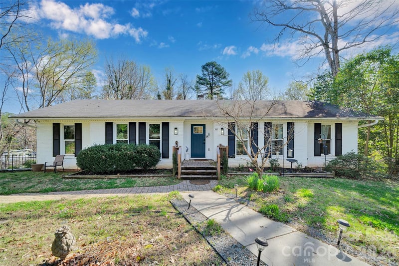 301 Hillandale Dr, Charlotte, NC 28270