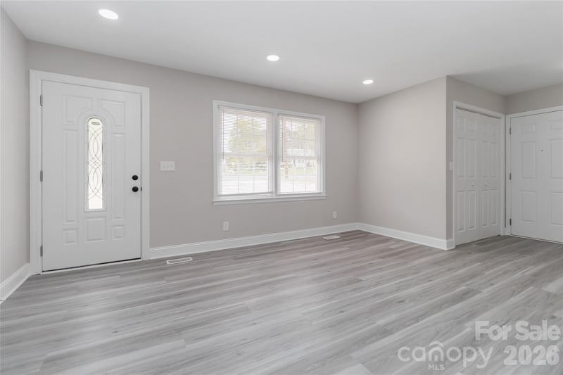 6726 Barrington Dr, Charlotte, NC 28215