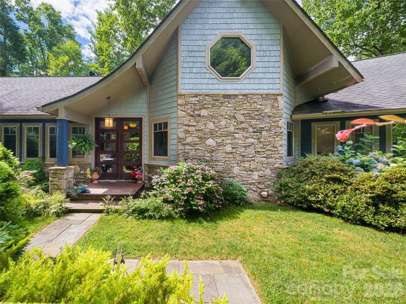935 Whites Lake Blvd, Saluda, NC 28773