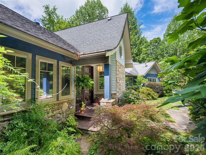 935 Whites Lake Blvd, Saluda, NC 28773