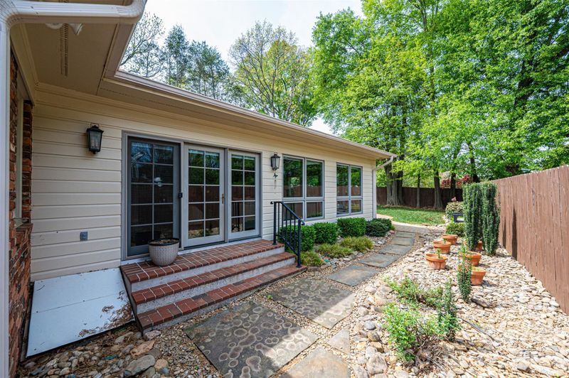 923 1st St NE, Hickory, NC 28601