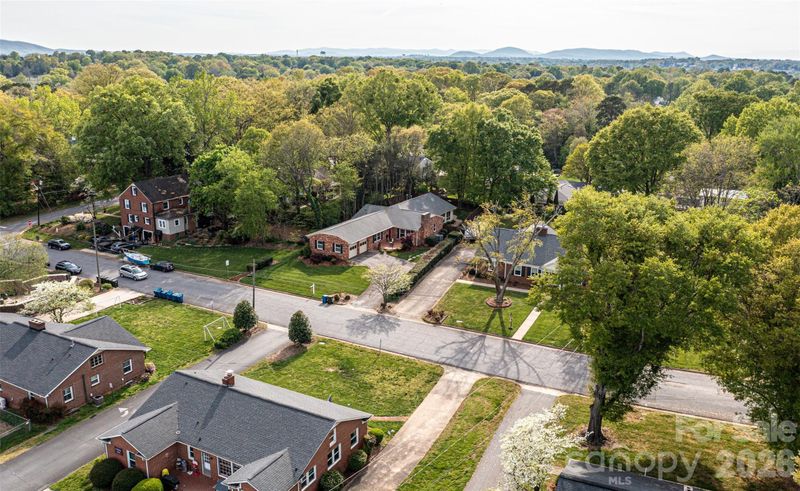 923 1st St NE, Hickory, NC 28601
