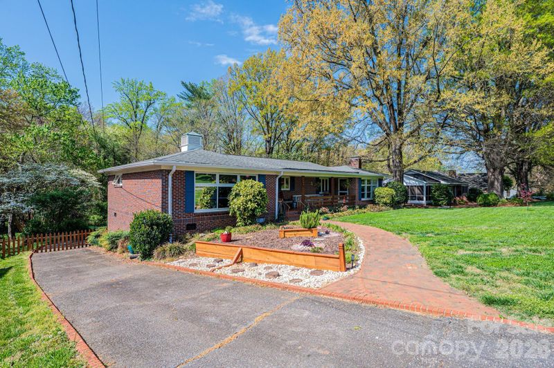 145 21st Ave NW, Hickory, NC 28601