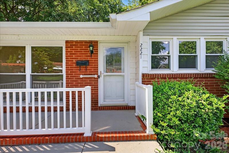 2221 Ludlow Dr, Charlotte, NC 28216