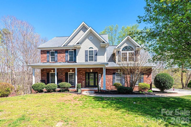 2586 Henry Falls Dr, Hickory, NC 28602