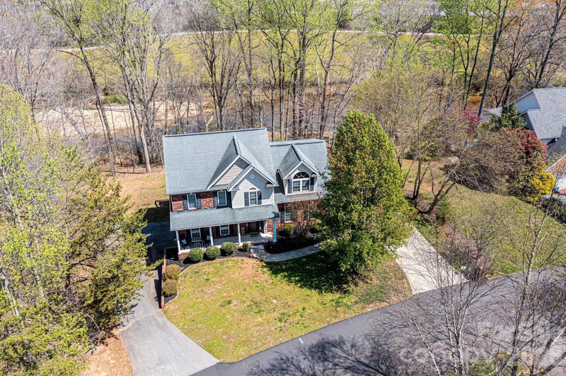 2586 Henry Falls Dr, Hickory, NC 28602