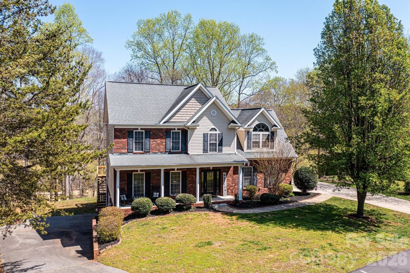 2586 Henry Falls Dr, Hickory, NC 28602
