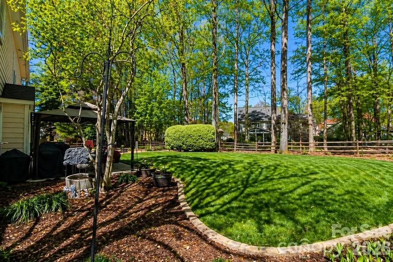 4600 Hanging Ivy Dr, Charlotte, NC 28215