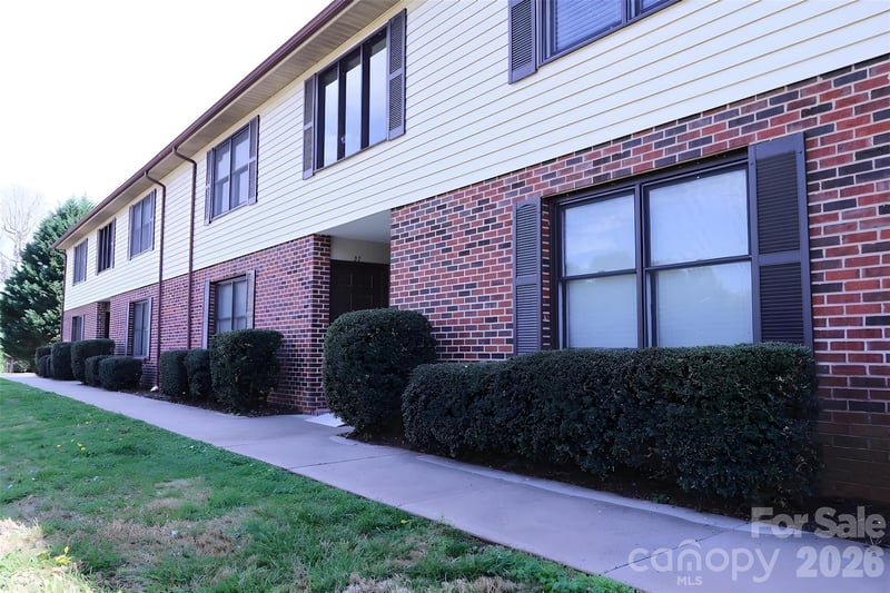 525 SW 12th St SW #29, Hickory, NC 28602