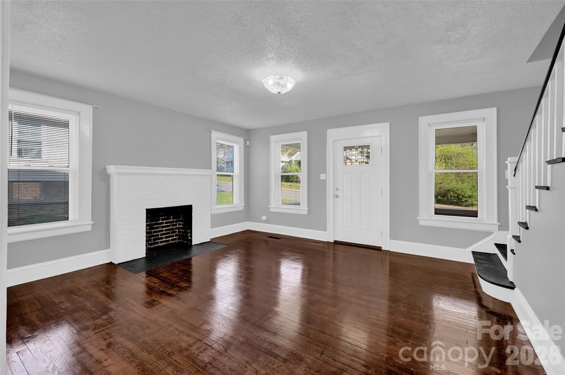 328-330 3rd Ave SE, Hickory, NC 28602