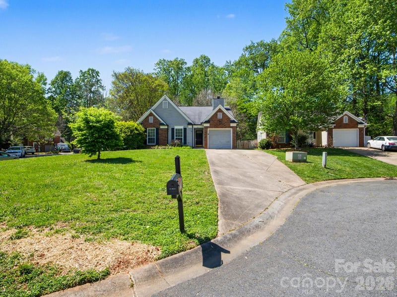 9214 Rotherham Ln, Charlotte, NC 28216