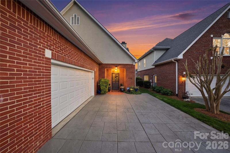 4118 Sharon Commons Ln, Charlotte, NC 28210