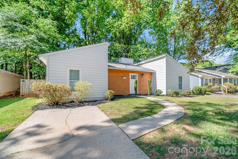 5812 Rock Hollow Dr, Charlotte, NC 28212