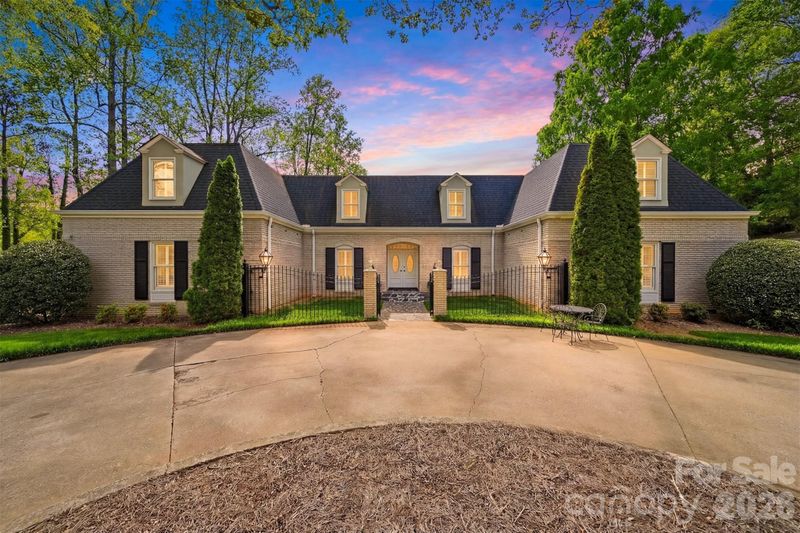935 19th Ave NW, Hickory, NC 28601