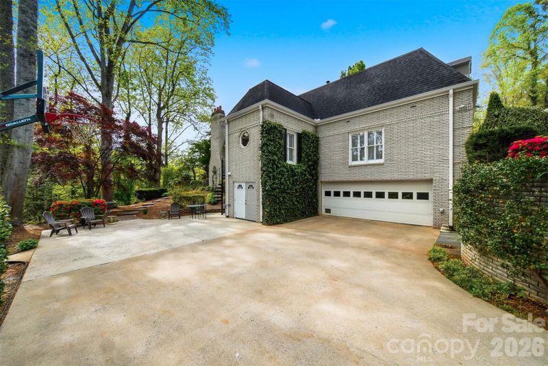 935 19th Ave NW, Hickory, NC 28601