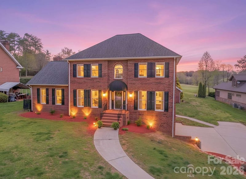 3811 Pinecrest Dr NE, Hickory, NC 28601