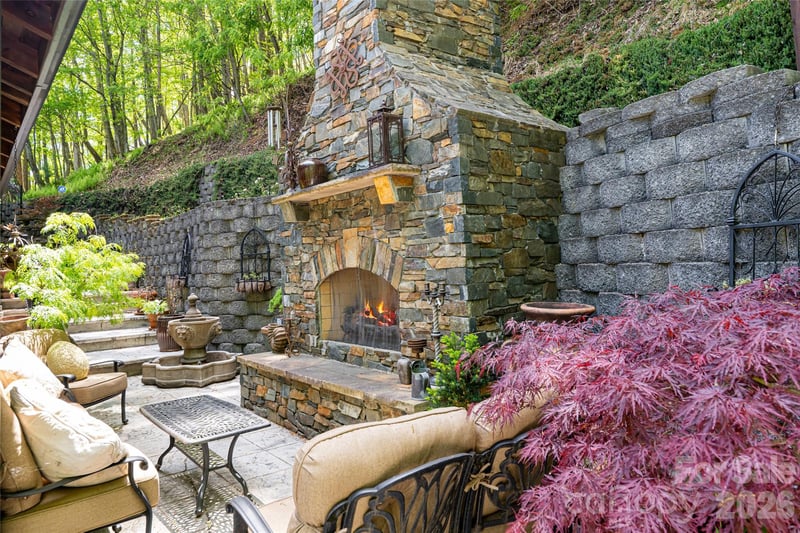 14 Walnut Dr, Mills River, NC 28759