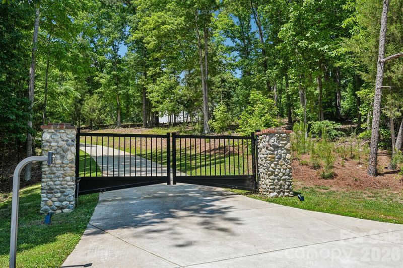 8049 Catawba Cove Dr, Belmont, NC 28012
