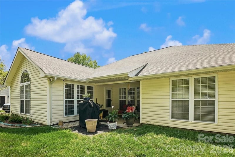 2127 Candlelight Woods Dr, Matthews, NC 28105