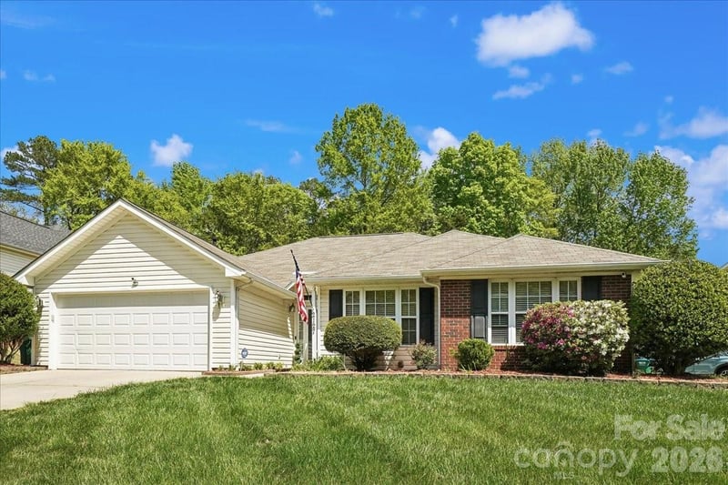 2127 Candlelight Woods Dr, Matthews, NC 28105