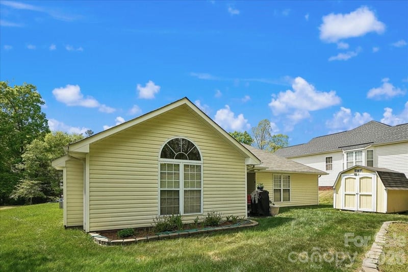 2127 Candlelight Woods Dr, Matthews, NC 28105