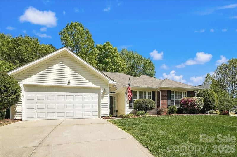 2127 Candlelight Woods Dr, Matthews, NC 28105