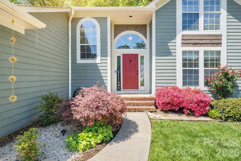 8700 Heather View Ct, Charlotte, NC 28216