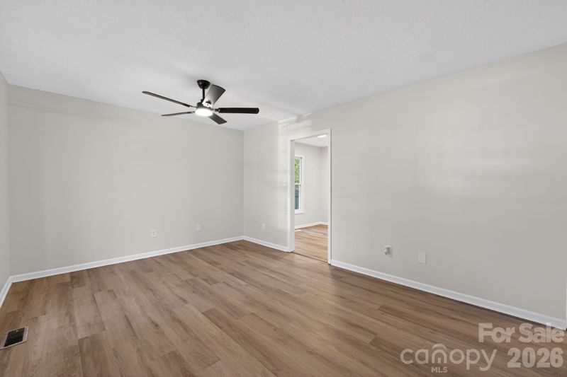 208 S Pasour St, Dallas, NC 28034