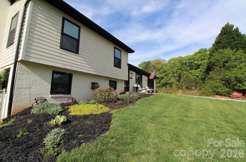 2555 Belshire Dr, Conover, NC 28613