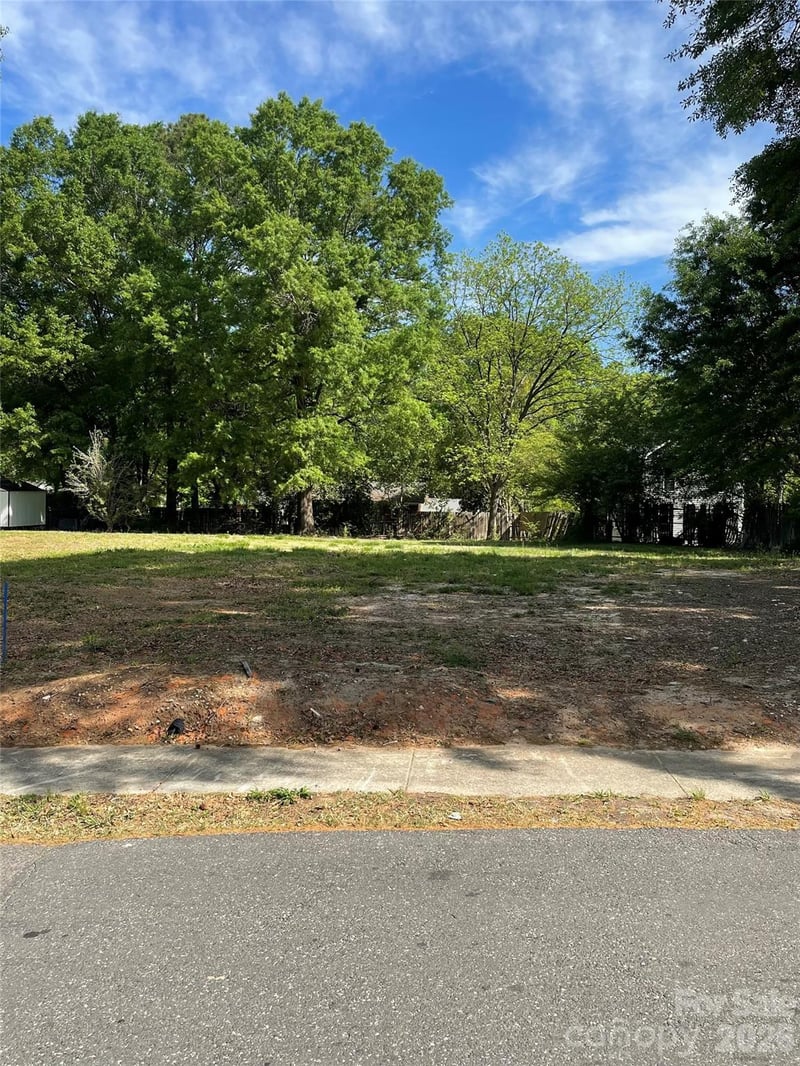 510 E Holly St, Dallas, NC 28034