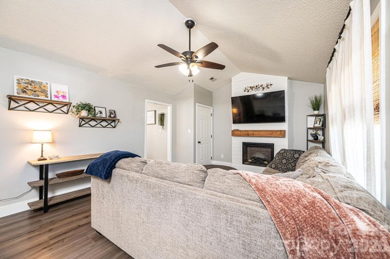 1896 Bakers Glade Ln, Hickory, NC 28602