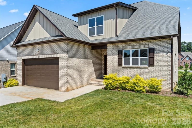 1033 12th Avenue Dr NW, Hickory, NC 28601