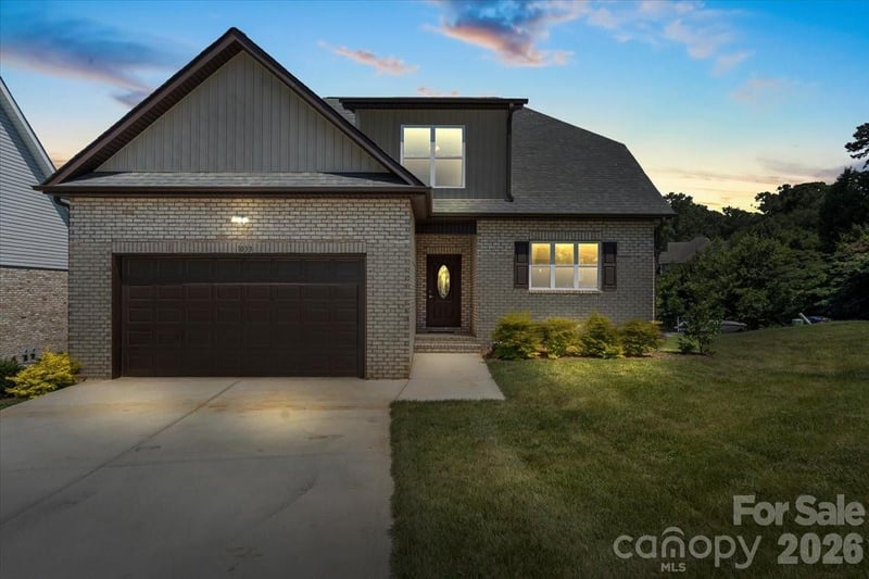 1033 12th Avenue Dr NW, Hickory, NC 28601