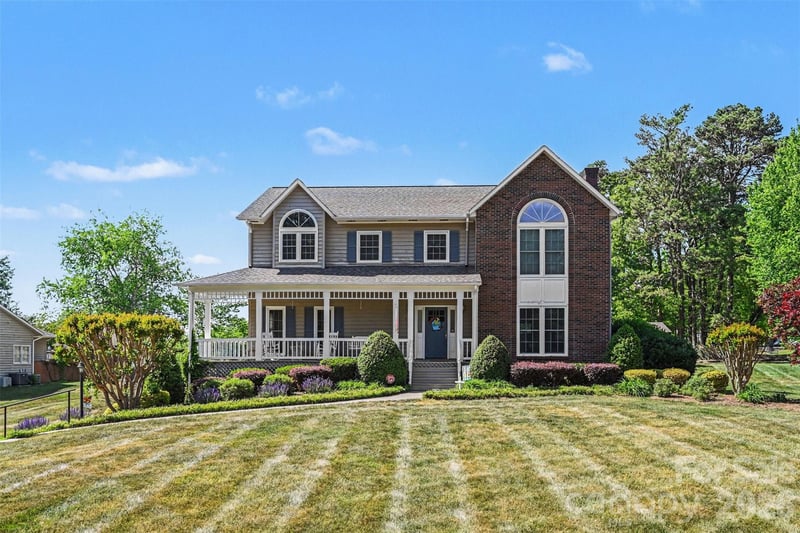 4051 Pinecrest Dr NE, Hickory, NC 28601