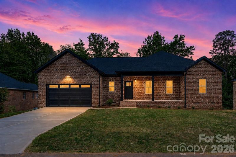 906 4th St NE, Conover, NC 28613
