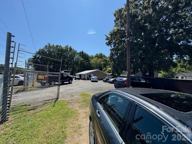 2225 W Sugar Creek Rd, Charlotte, NC 28262