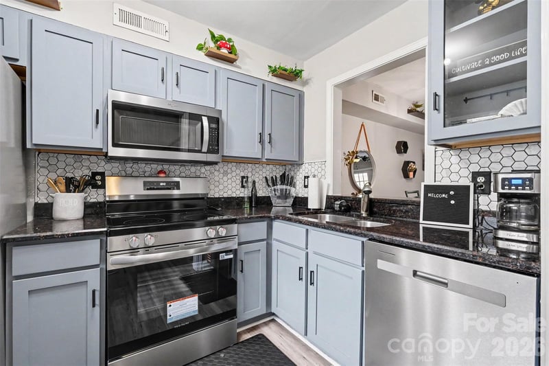 1201 Green Oaks Ln, Charlotte, NC 28205