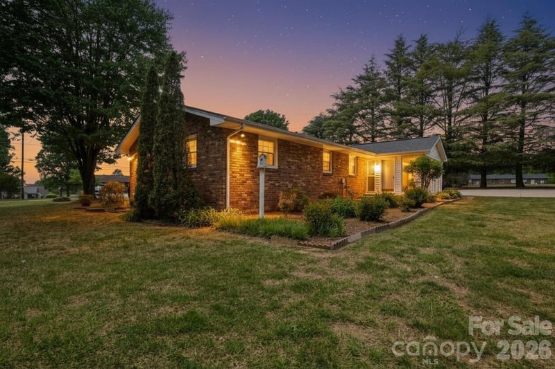 3328 Sulphur Springs Rd NE, Hickory, NC 28601