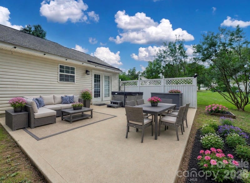 8110 Slickrock Cir, Charlotte, NC 28215