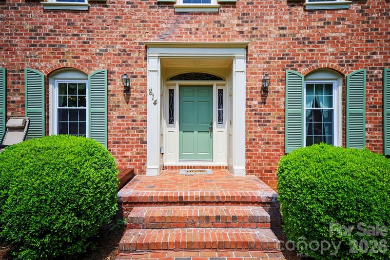 814 S Main St, Mount Holly, NC 28120