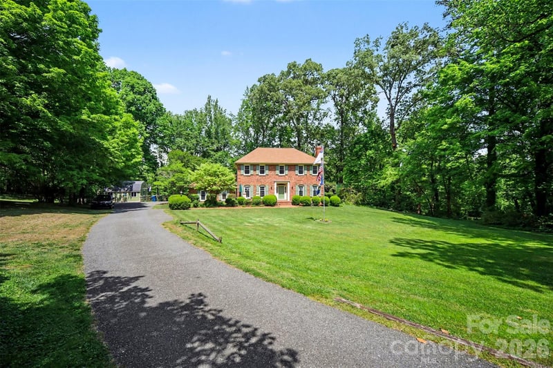 814 S Main St, Mount Holly, NC 28120
