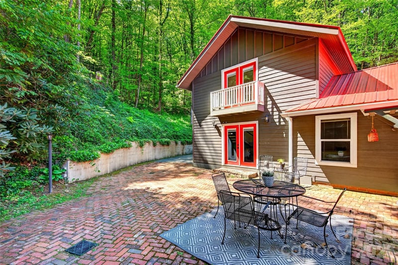 75 Old Lakey Gap Rd, Black Mountain, NC 28711
