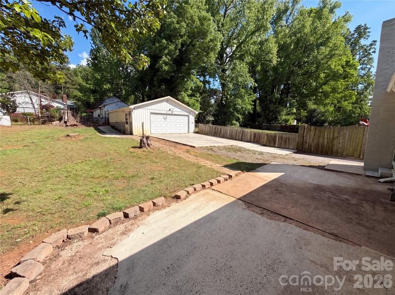 1815 Weststone Dr, Charlotte, NC 28208